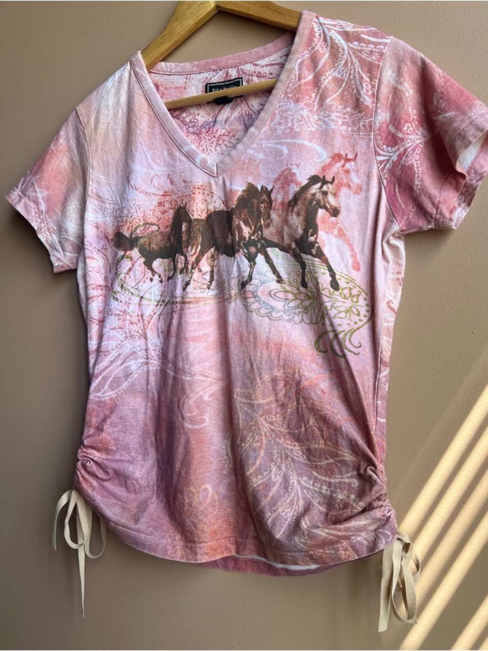 RARE Bit & Bridle 90’s vintage whimsy western pink hued graphic running horses T - Picture 13 of 14